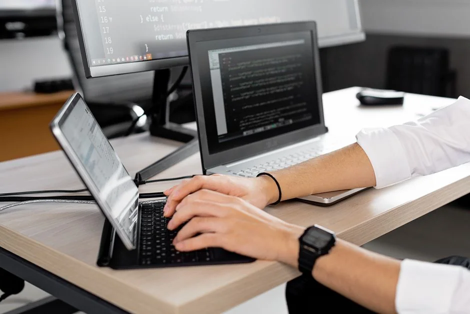 project-01-c person-using-black-laptop-computer-jkl2pvkn8q0